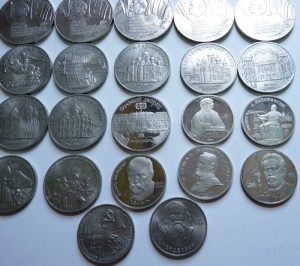 5 Шайб, пятерки, трешки и рубли всего 55 монет.