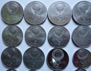 5 Шайб, пятерки, трешки и рубли всего 55 монет.