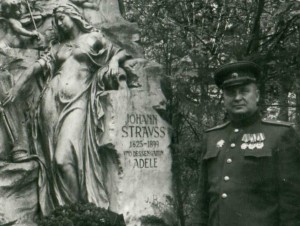 Военный комендант г.Вены ген.лейт.А.В.БЛАГОДАТОВ. 1945 г.