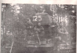 Подборка распечаток старых фотографий.