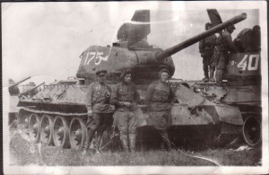 Подборка распечаток старых фотографий.
