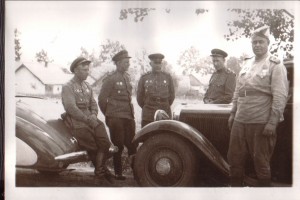 Подборка распечаток старых фотографий.