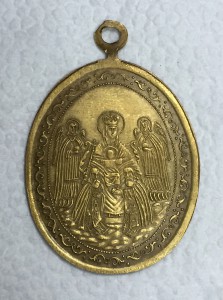 Нательная иконка в форме овала.