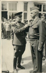 Маршал И.С.КОНЕВ вручает награду генералу БРЭДЛИ.Апрель 1945