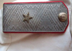 Серебряные генеральские погоны на кителе 1943 г.