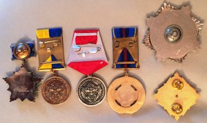 На кавалера знаки, медали, доки.