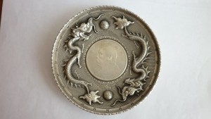 Тарелочка металлическая с драконами