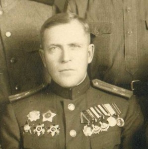 ПОЛКОВНИК СА в группе сослуживцев. ОРДЕНА.