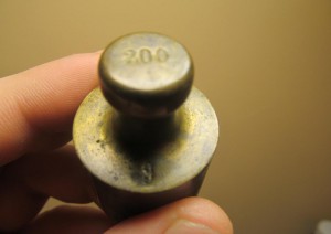 Набор весовых гирек.