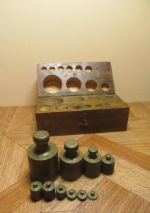 Набор весовых гирек.