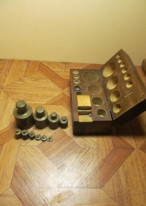 Набор весовых гирек.