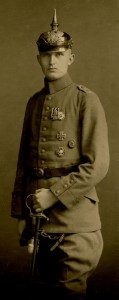 Фото прусского офицера в пикельхельме и с редкими наградами