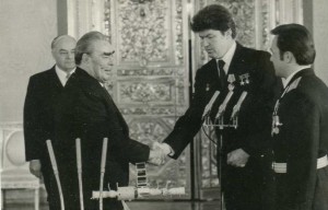 Лётчик-космонавт СССР В.В.РЮМИН и Л.И.БРЕЖНЕВ.