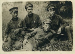 КРАСНОАРМЕЙЦЫ со ЗНАКАМИ. 1930-е.