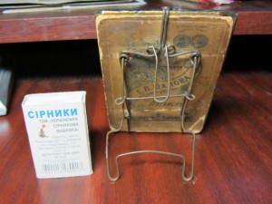 Фото под стеклом на подставке.