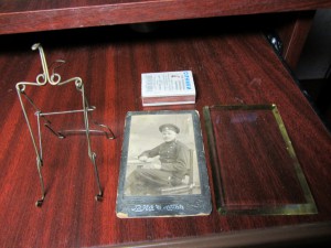 Фото под стеклом на подставке.