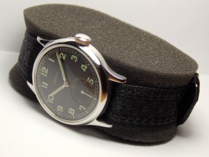 Продам наручный Zenith DH в стали 1942 года