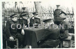 Маршал ВАСИЛЕВСКИЙ и генерал ЧЕРНЯХОВСКИЙ на допросе.