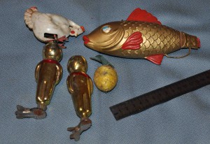 космонавты СССР на елку и пара заводных игрушек