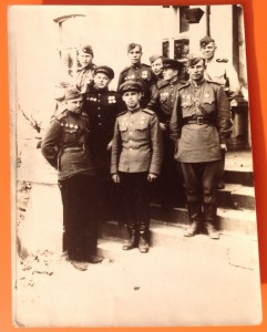 Две фотографии бойцов с наградами.