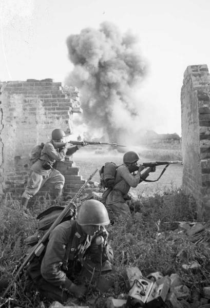 КЗ № 2684332 одна на док. (бои в Берлине) +++ доки