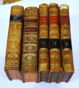5  старых книг на иностр. языке.