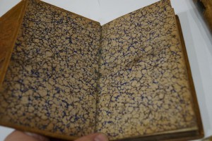 5  старых книг на иностр. языке.
