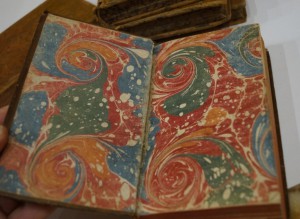 5  старых книг на иностр. языке.