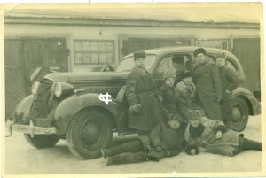 Красивая машина с коллективом военных. 1948 год.