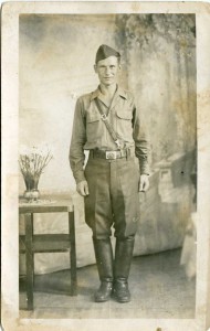 Боец. Германия. 27 июля 1945 г. ПРЯЖКА.