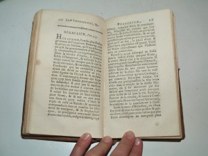 Книга на французском языке  Самозванцы  1774 год