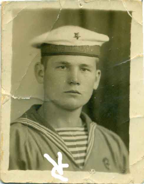 Моряки в бескозырках с надписями. 30-е годы.