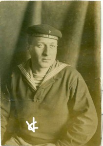 Моряки в бескозырках с надписями. 30-е годы.