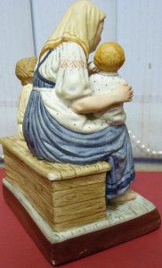 Гарднер. "Женщина, кормящая ребенка"