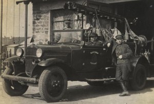 Старинная пожарная машина с экипажем