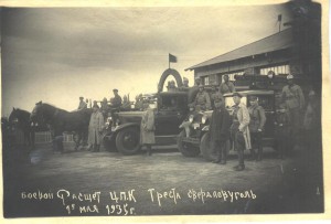 Пожарники на старинных авто