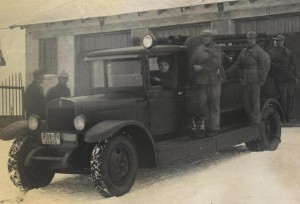 Пожарники на старинной машине