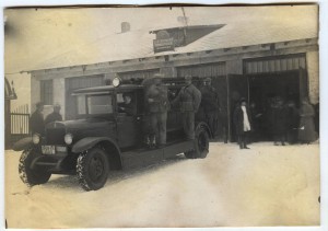 Пожарники на старинной машине