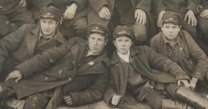 Группа пожарников: униформа, кокарды ,петлицы