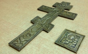 Распятие и иконка с цатой