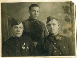 Красноармеец войск НКВД с товарищами.