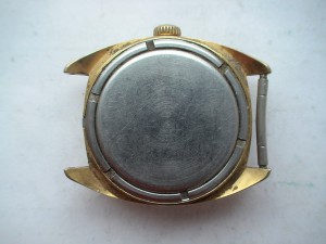 Часы з позолоченными  корпусами и механизмы.