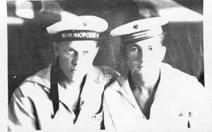 Три фото советских моряков. НАДПИСИ на бескозырках.
