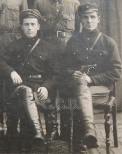 Чекисты и милиционеры с короткими наганами (!!!)