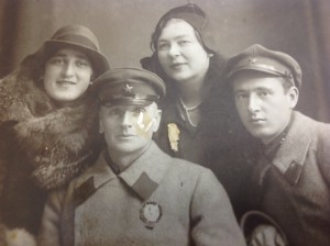 Военспец с боевиком РСФСР на шинели