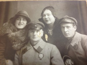 Военспец с боевиком РСФСР на шинели