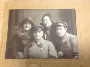 Военспец с боевиком РСФСР на шинели