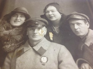 Военспец с боевиком РСФСР на шинели