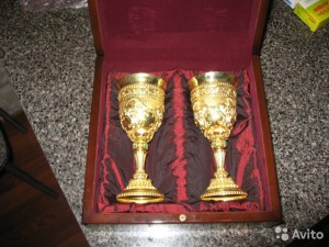 бокалы с позолотой и камнями