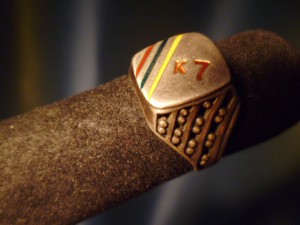 Перстень "к7 и тремя полосами разных цветов???. Серебро.